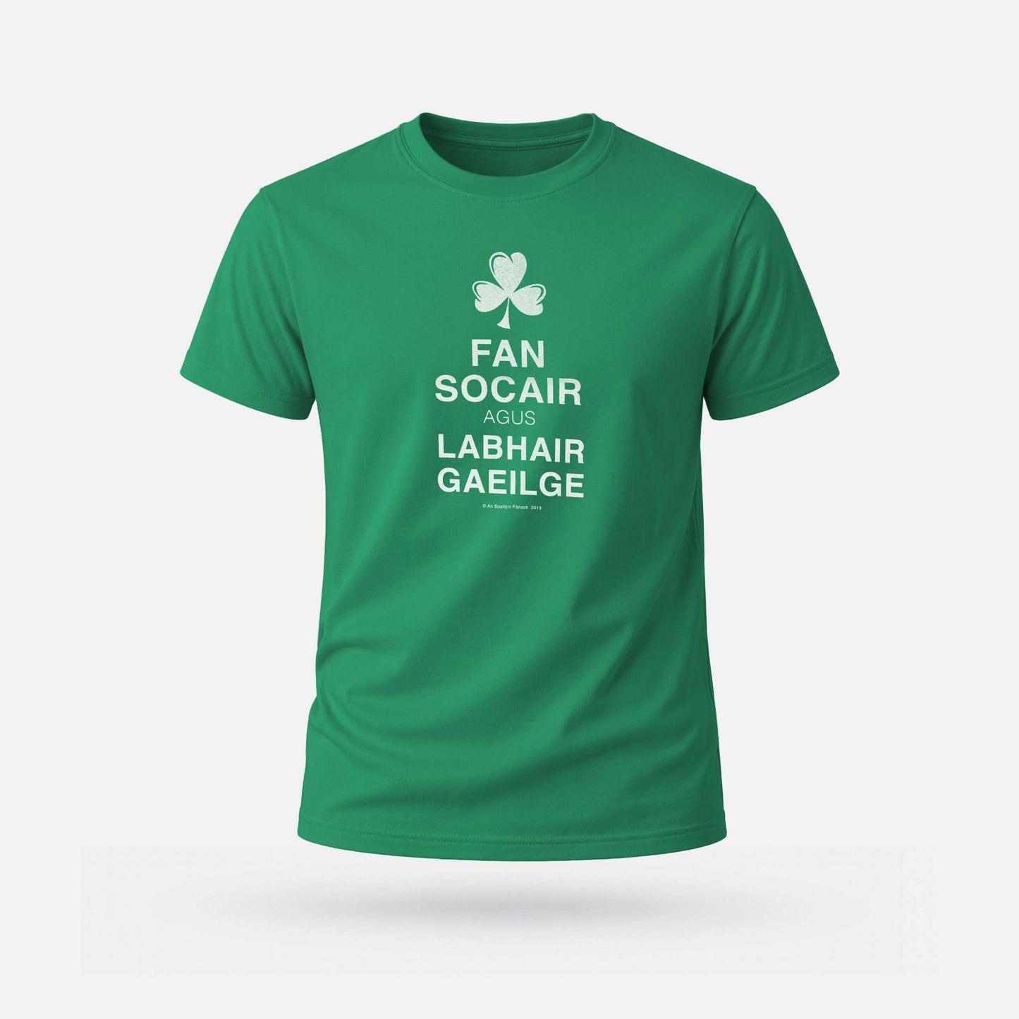 Fan Socair agus Labhair Gaeilge - Adults' T-Shirt - Spailpín - Kelly Green / S