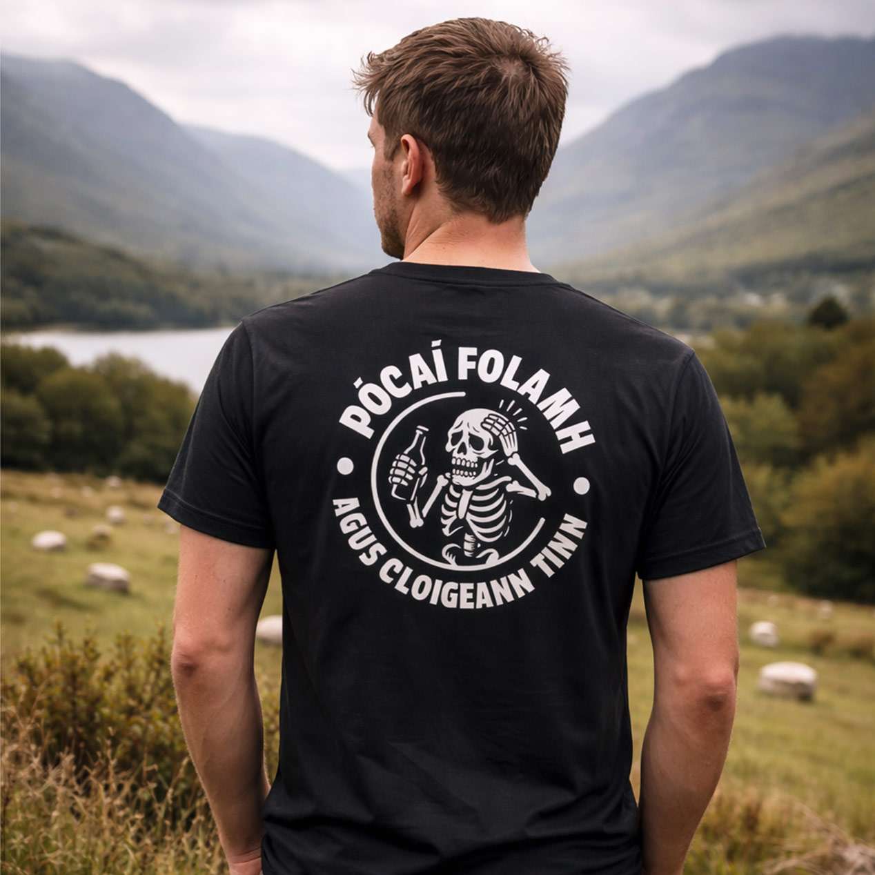 Pócaí Folamh agus Cloigeann Tinn - Adults' T-Shirt - Spailpín