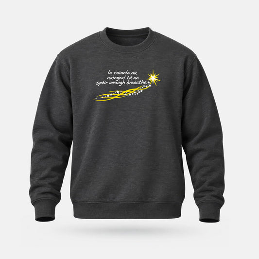 Le Coinnle na nAingeal tá an Spéir Amuigh Breachta - Adults' Sweatshirt